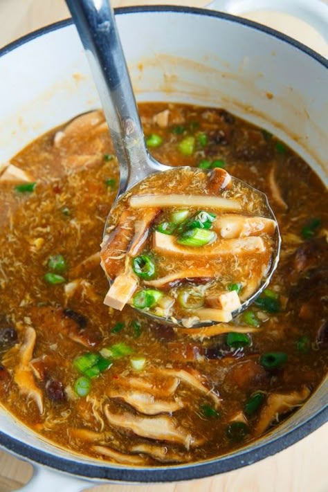 Quick and Easy Chinese Hot and Sour Soup Chinese Soup Recipes, Asian Soup Recipes, Chinese Chicken Recipes, Hot And Sour Soup, Sour Soup, Asian Soup, Easy Chinese, Think Food, Chinese Cooking