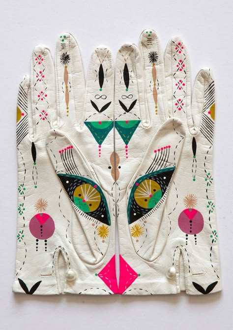 bunniereiss_05 nuevo Embroidery Gloves, Detail Couture, Magic Hands, Vintage Gloves, Spirit Animals, Hippie Look, Bohol, White Gloves, Leather Gloves