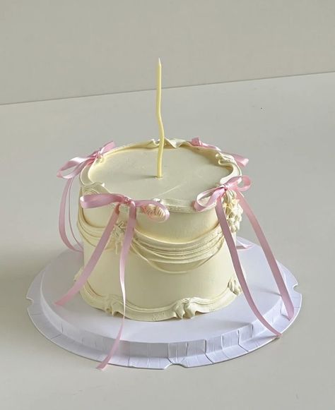 Birthday cake🎀 Hotel Beds, Birthday Cake Decorating Ideas, Birthday Dinner Party, Cake Decorating Ideas, Pretty Birthday Cakes, Yellow Cake, Cute Birthday Cakes, Just Cakes, Cute Desserts