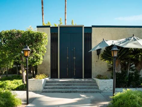 Palm Springs Door Tour, Palm Springs Art Museum, Stucco Siding, Palm Springs Houses, O’donnell House Palm Springs, Gold Tile, Vintage Lanterns, Hollywood Regency Style, Shades Of Gold