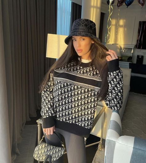 #look #outfits #style #luxury #fashion #trendy #instagram #pinterest #black #white #bicolor #pattern #sweaters #pants #saddlebag #dior #hat Dior Hat Outfit, Pattern Sweaters, Outfits Black Women, Dior Hat, Hat Outfit, Outfits With Hats, Black Women, Winter Hats, Bell Sleeve Top