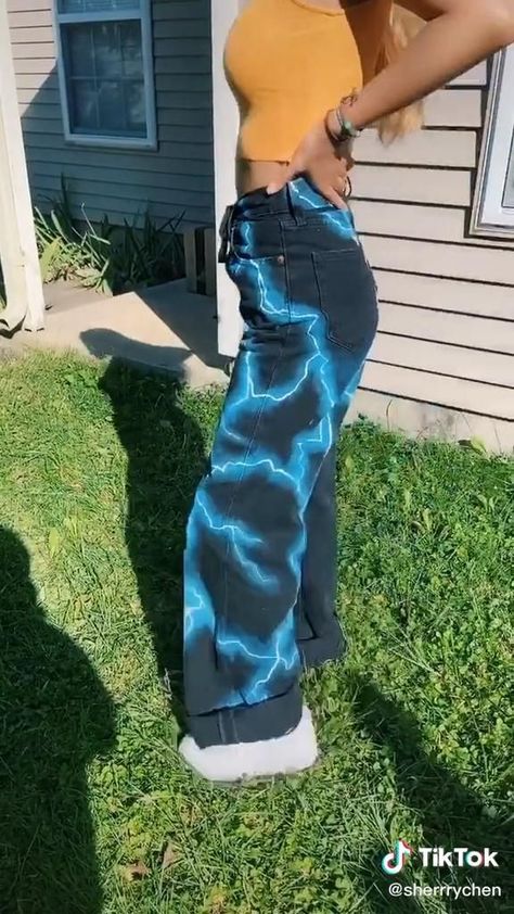 Lightning Pants Diy, Cool Designs To Paint On Pants, Painted Jean Ideas, Pants Custom Paint, Painting Clothes Aesthetic, Paint Jeans Diy, Ideas Para Pintar Pantalones, How To Paint Jeans, Painting Ideas On Jeans