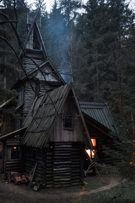 I love the way this looks like Baba Yaga's house as designed by Tim Burton. Era Victoria, Witch Cottage, Witch House, Cabin In The Woods, Cabins And Cottages, Witch Aesthetic, Cabins In The Woods, In The Woods, Log Cabin