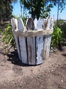 DIY picket fence planter @Karen Jacot Jacot Jacot Jacot Nelson this looks like something you would like Diy Picket Fence, Picket Fence Crafts, Fence Planters, Creative Planter, Fleurs Diy, Diy Fence, Pallet Decor, Fence Decor, Have Inspiration