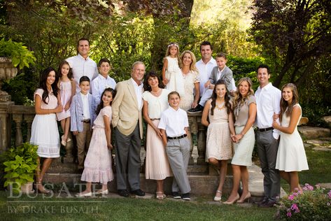 50 Family Portrait Poses Guide for Beginning Family Photographers Family Of 15 Picture Poses, Unusual Family Photoshoot Ideas, Multi Generation Family Pictures, Big Family Photo Shoot Ideas, Large Family Photo Shoot Ideas, Family Photo Shoot Ideas, Large Family Pictures, Large Family Photography, Family Portrait Ideas