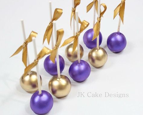 Gold and purple cake pops More Purple And Gold Cake Pops, Birthday Cake Purple And Gold, Purple And Gold Sweet 16, Purple And Gold Cake, Purple Dessert Tables, Birthday Cake Purple, Purple Cake Pops, Purple Desserts, Gold Sweet 16