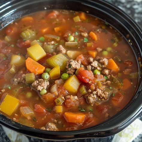 How to Make a Healthy Hamburger Slow Cooker Soup Slow Cooker Hamburger Soup, Classic Hamburger, Healthy Hamburger, Hamburger Vegetable Soup, Hamburger Soup, Cheeseburger Soup, Comfort Soup, Small Pasta, Hamburger Meat