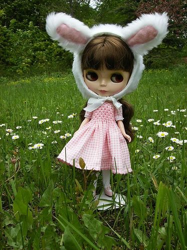 bunny and blythe woohooo! Strawberry Bunny, Rabbit Hat, Dolly Doll, Fairy Art Dolls, Bunny Hat, Spring Bunny, Valley Of The Dolls, Living Dolls, Bunny Doll