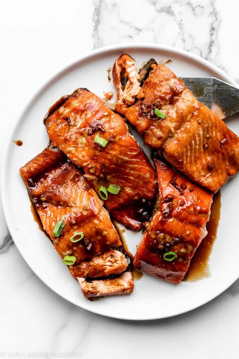 This honey garlic soy salmon comes together in 35 minutes with just 6 simple ingredients. Marinate the salmon in a flavorful sauce, and then reduce it down to make a tasty glaze for the juicy, flaky baked salmon. Easy dinner recipe on sallysbakingaddiction.com Red Lobster Alfredo Sauce Recipe, Salmon Marinade Recipes, Soy Glazed Salmon, Simple Baked Salmon, Soy Salmon, Salmon Glaze Recipes, Honey Garlic Salmon, Marinated Salmon, Garlic Salmon