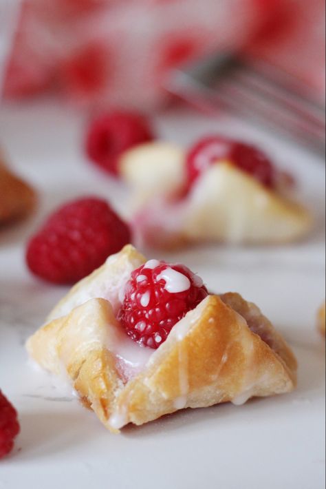 Who can resist these cute little puff pastry bundles full of raspberry cream cheese, baked to golden perfection, then topped with a fresh raspberry and a delicious glaze. It's such a show stopper, but really couldn't be easier, thanks to Schär's gluten free puff pastry. It is such an amazing product that produces flaky, delicious pastries and makes this special dessert out of this world! Raspberry And Cream Cheese Puff Pastry, Raspberry Cream Cheese Pastry, Raspberry Puff Pastry Desserts, Puff Pastry Bundles, Cream Cheese Puffs, Puff Pastry Pinwheels, Cream Cheese Puff Pastry, Raspberry Cream Cheese, Cream Cheese Pastry