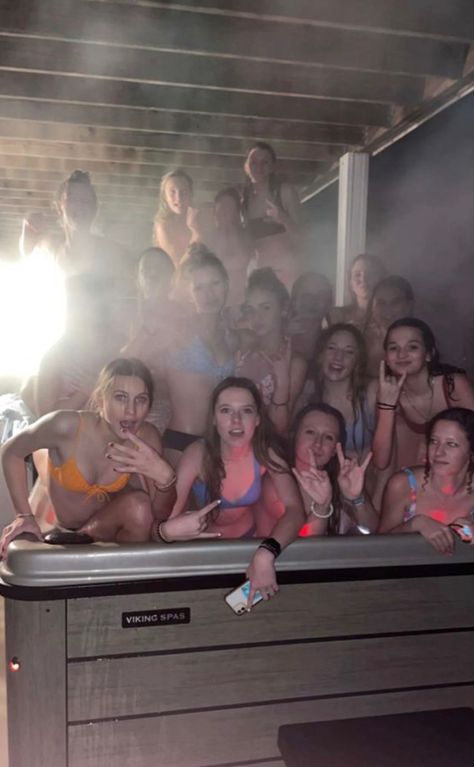 #hottub #jacuzzi #friends #teenager #besties #bestfriends #goals #night #swim #water #party #fun Jacuzzi With Friends, Jacuzzi Party, Bestfriends Goals, Wanna Recreate, Night Swim, Lakeside Cottage, Party Inspo, Water Party, Friend Group