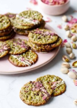 Florentine Cookies, Strawberry Roll Cake, Cookies Love, Pink Plate, Lace Cookies, Pistachio Cookies, Patterned Cake, Crispy Cookies, Freeze Dried Strawberries