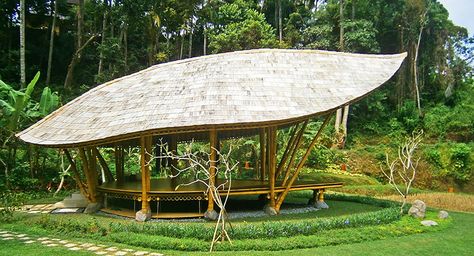 Ibuku's Yoga Pavilion at the Four Seasons Resort Bali at Sayan is a beautiful, leaf-shaped structure made of bamboo. Yoga Pavilion, Bamboo Sculpture, Garden Pavillion, Bamboo Building, Bamboo Structure, Bamboo Architecture, Mobile Home Decorating, Four Seasons Resort, Bamboo House