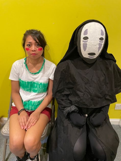 Spirited Away inspired halloween costume Chihiro And No Face, No Face Halloween Costume, Chihiro Costume, No Face Costume, Diy Costumes, Artsy Fartsy, Halloween Costumes, Best Friends, I Am Awesome