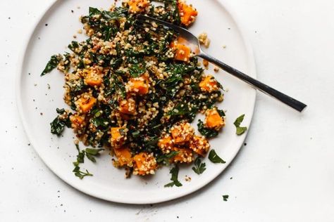 Sweet Potato Quinoa Skillet with Kale and Sage (vegan, gluten-free) Quinoa Sweet Potato Recipes, Quinoa Skillet, One Pot Vegetarian Recipes, Sweet Potato Quinoa, Pan Dishes, Chicken Honey, Quinoa Sweet Potato, One Pot Vegetarian, Mediterranean Meals