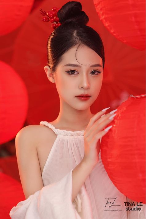 Chup Anh Tet, Vintage Asian Fashion, Bold Lipstick Makeup, New Year Photoshoot, New Year Hairstyle, Retro Photography, Chinese Hairstyle, Bridal Makeup Looks, Hair Up Styles