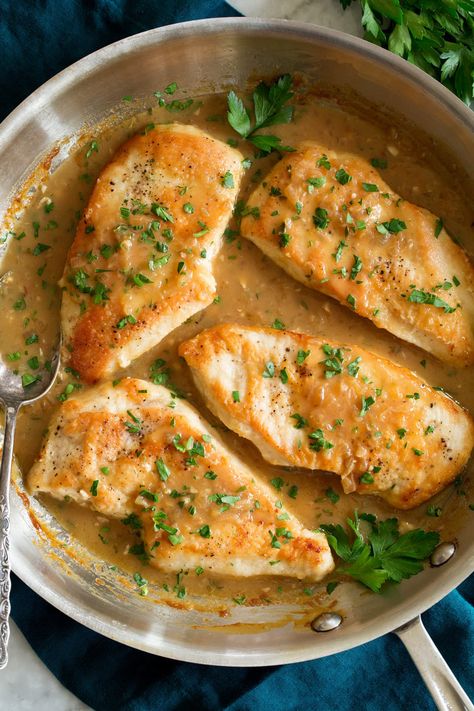 Chicken in White Wine Sauce Chicken In White Wine Sauce, Chicken In White Wine, Chicken White Wine Sauce, Chicken White Sauce, White Wine Sauce Recipes, White Wine Recipes, Pan Fried Chicken Breast, White Wine Cream Sauce, White Wine Chicken