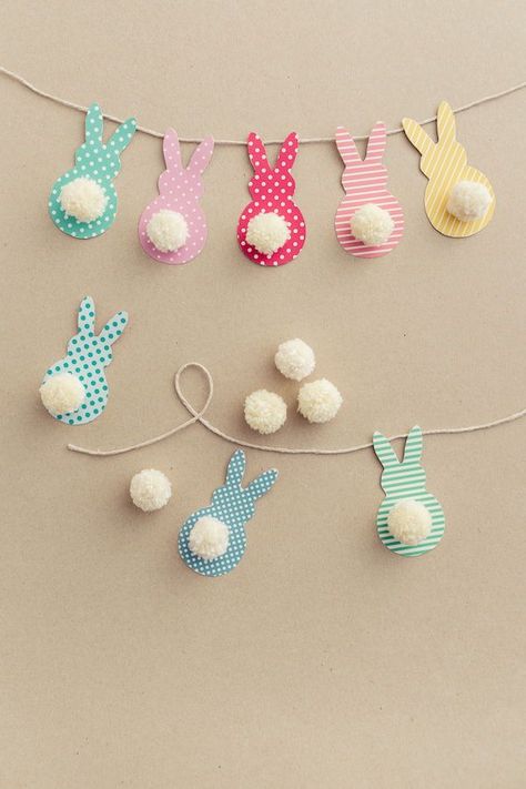 This colorful DIY Easter garland is so easy to make with scrapbook paper and yarn! Both kids and adults will love making this together. Perfect for a mantel or door. Påskeaktiviteter For Barn, Pom Pom Bunnies, Easter Garland, Cute Easter Bunny, Decorations Table, Easter Decorations Diy Easy, Easter Crafts Diy, Bunny Crafts, Easter Colors