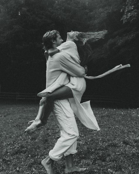 Sophia & Jesse on a rainy day in the blue ridge mountains (Part 1) 🤎 . . keywords - cottage core, farm life, rain shoot, couples photos, blue ridge, young love, joy, swing, film, cinematic photography, candid, cinema, Pinterest aesthetic, slow living, equestrian, horse shoot, North Carolina, travel photography Beach Engagement Pictures, Picnic Engagement, Cute Engagement Photos, Couple Engagement Pictures, Engagement Pictures Poses, Engagement Poses, Engagement Photo Poses, Couple Photoshoot Poses, Wedding Engagement Photos