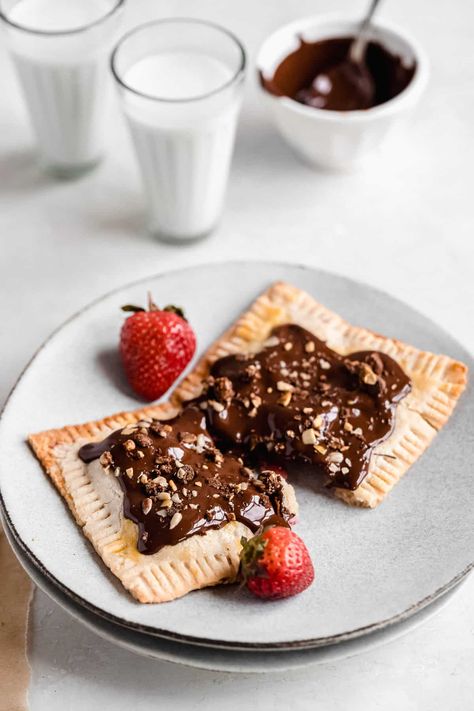 These homemade gluten-free pop tarts have major chocolate covered strawberry vibes all in a childhood classic pop tart! They have a delicious flaky crust stuffed with a sweet strawberry jam and a chocolate coating on top sprinkled with Purely Elizabeth grain-free granola. A batch of chocolate covered strawberry pop tarts is what your weekend needs! #chocolatepoptarts #strawberrypoptart #glutenfree #vegan Strawberry Vibes, Gluten Free Pop Tarts, Strawberry Pop Tarts, Purely Elizabeth, Frozen Yogurt Bar, Hot Fudge Sundae, Strawberry Pop, Poptart Recipe, Fudge Pops