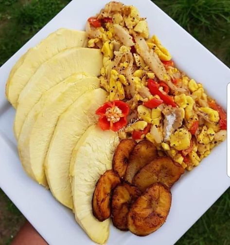 Road breadfruit, ackee and salt fish with fry plantain Food Fake Snap, Salt Fish, Jamaica Food, Jamaican Cuisine, Jamaican Dishes, Jamaican Food, Jamaican Recipes, Grand Cayman, Caribbean Recipes