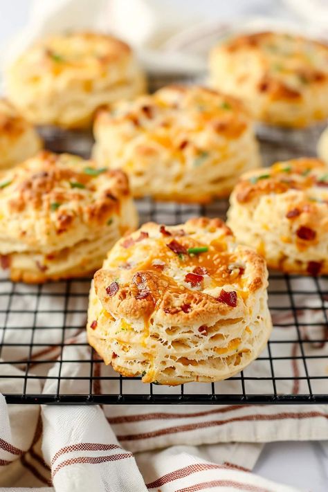 With their buttery layers and salty-savory goodness, these might just be the best bacon cheddar biscuits you've ever tasted. Yes, really! Ham And Cheese Biscuits, Chive Scones, Ham Biscuits, Coconut Banana Bread, Easy Breakfasts, Leftover Ham Recipes, Easy Bacon, Cheddar Biscuits, Tea Biscuits