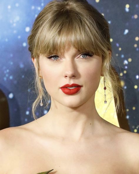 Taylor Swift Bangs, Cats Movie, Taylor Swift Makeup, Style Taylor Swift, Taylor Swift Cat, Young Taylor Swift, Lover Era, Pop Queen, Estilo Taylor Swift