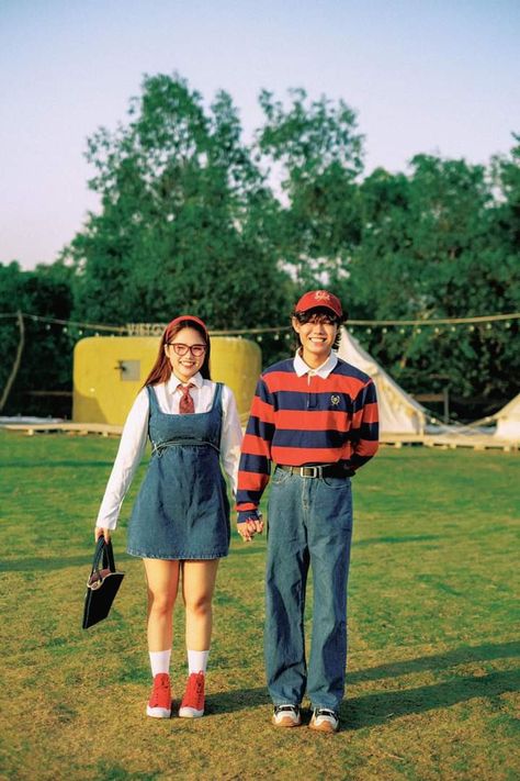 Picnic Outfit Couple, Retro Classic Outfit, Couple Matching Outfits Indian, Ootd 90s Style, Couple Street Fashion, Coordinating Outfits For Couples, Couple Outfits Matching Casual, Retro Photoshoot Vintage Photo Ideas, Couple Outfits Korean