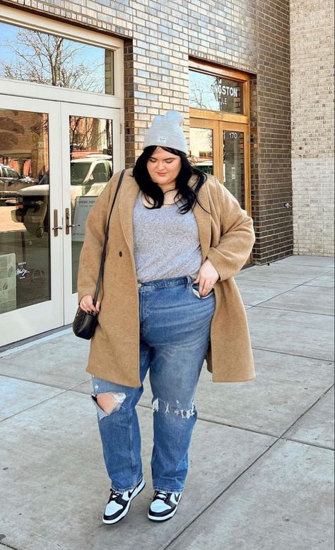 Plus Size Jeans Outfit Fall, Dunks Outfit Plus Size, Panda Dunks Outfit Plus Size, Plus Size Neutral Outfit, Plus Size Baggy Jeans Outfit, Baggy Jeans Outfit Plus Size, White Sneakers Outfit Winter, Simple Winter Outfit Ideas, Outfit Ideas With Sneakers