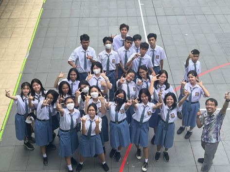 #fotokelas #highschool #sma Filipino School, High School Education, Class Pictures, Lovely Smile, Fake Pictures, School Life, High School Students, High School Seniors, The Philippines