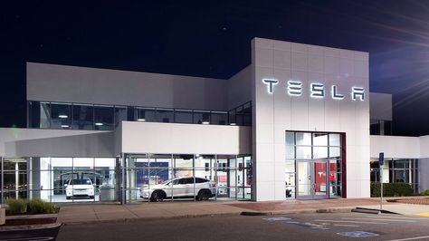 Elon Musk promises a Tesla that can drive itself from LA to NYC, by next year. Tesla Auto, Customer Complaints, New Tesla, Tesla Car, Tesla S, Manufacturing Plant, Sell Car, Store Opening, Auto Service