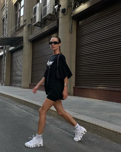 Alena Esipova, Denim Shorts Outfit Summer, Hoodie Outfit Casual, Rococo Fashion, Street Fits, Effortlessly Chic Outfits, Warm Weather Outfits, Style Photo, Nike Shox