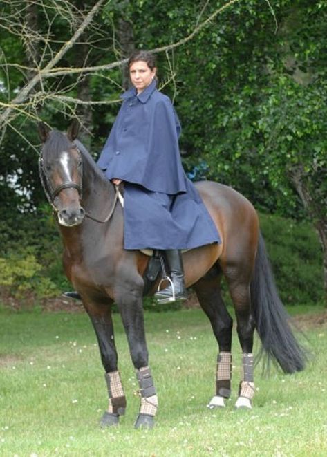 impermeable-long-plr-style-cape | by Umhaenge2010 Inverness Cape, Girls Cape, Rubber Raincoats, Horse Photographer, Rainwear Fashion, Rain Cape, Equestrian Girls, Riding Outfit, Inverness