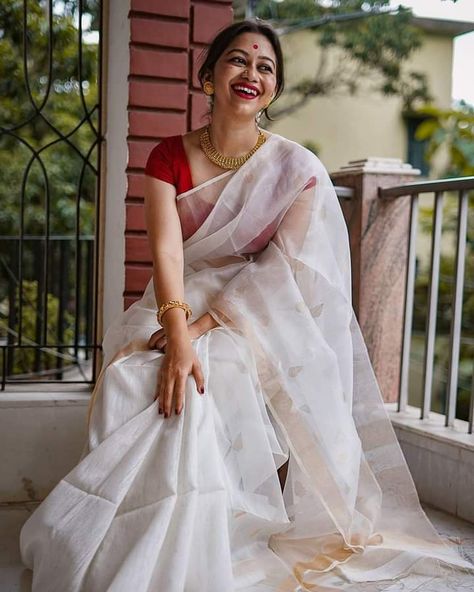 Onam Outfits Ideas, Onam Outfits, Bengali Saree, Simple Saree Designs, Cotton Saree Designs, Linen Sarees, Set Saree, Saree Poses, Indian Saree Blouses Designs