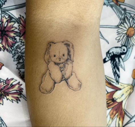 Stuffed Rabbit Tattoo, Dainty Tattoo Designs, Illusion Tattoo, Soft Tattoo, Dainty Tattoo, Tattoo Designs Drawings, Optical Illusion Tattoos, Illusion Tattoos, Optical Illusion Tattoo