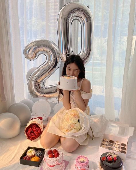 Tårta Design, 21st Birthday Photoshoot, Cute Birthday Pictures, Bday Party Theme, Happy Birthday Girls, Birthday Post Instagram, Birthday Posts, Birthday Photography, Birthday Planning