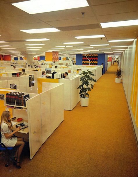 Old office cubicles & retro open plan office layouts from the '70s Open Plan Office, Office Layouts, Office Cubicles, Cheap Office Furniture, 80s Interior, Old Office, Retro Office, Office Cubicle, Office Furniture Design