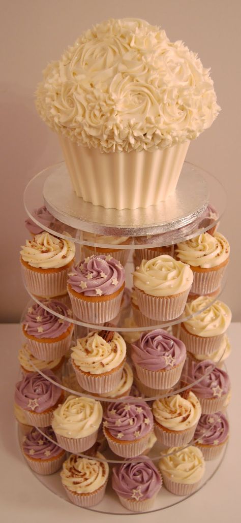 cute idea! Cute for a shower Wedding Cupcakes Decoration, Wedding Cupcake Tower, Giant Cupcake Cakes, Big Cupcake, Cupcake Tower Wedding, Wedding Cake Prices, Giant Cupcake, Bridal Shower Cookies, Cupcakes Decorados