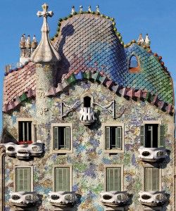 Casa Batllo Barcelona front The colorful scaled roof recalls a reptile skin. According to some authorities on Gaudí architecture, the roof represents a dragon; the small turret with a cross would symbolize the sword of St. George stuck into the dragon. The bones and skulls on the facade represent all the dragon's victims. Architecture Cool, Gaudi Architecture, Antonio Gaudí, Antoni Gaudi, Barcelona Travel, Howls Moving Castle, House Goals, Residential Building, Barcelona Spain