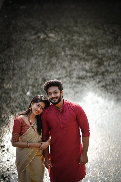 Temple shoot Temple Selfie, Wedding Mojito, Vadivel Photos, Temple Shoot, Couple Dressing, Temple Indian, Pose Wedding, Pre Wedding Photoshoot Props, Family Photoshoot Poses