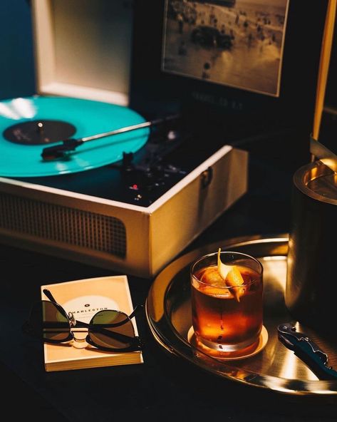 Vinyl Record Aesthetic, Record Player Aesthetic, Vinyl Cafe, Mocktail Bar, Vintage Cocktails, Cocktail Photos, Vintage Gentleman, Cocktail Photography, Vinyl Player