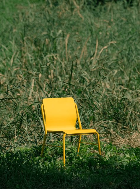 Sandwich Chair on Behance Ebook Template Design, Chair Photography, Yellow Chair, Iconic Chairs, Ecommerce Design, Art Chair, Plywood Furniture, Photo Projects, Mirror Art