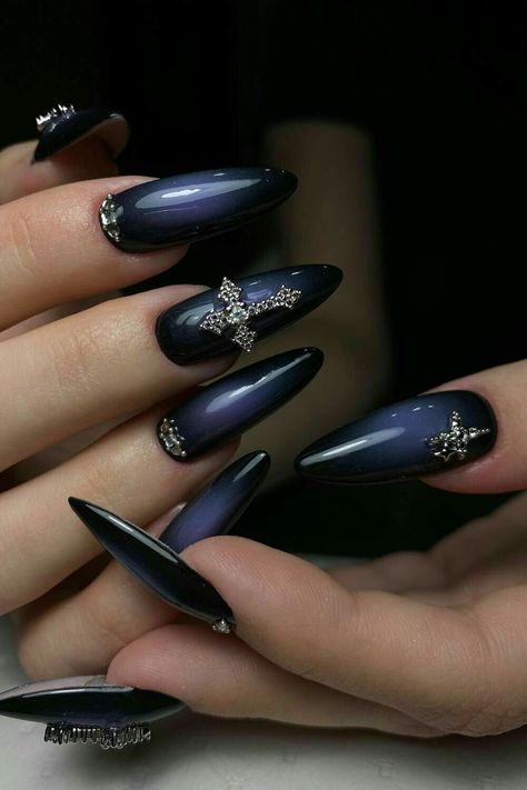 gothic nail art Emo Nail Art Goth, Simple Gothic Nail Designs, Gothic Nails Simple, Dark Blue Nails Design, Simple Goth Nails, Simple Gothic Nails, Gothic Nail Art Dark, Dark Goth Nails, Gothic Nail Ideas