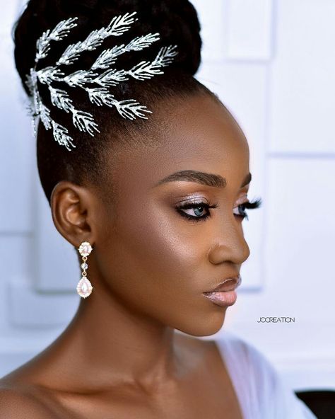 Classy Bun Hairstyles, Wedding Hairsyles, Classy Bun, African Hair Accessories, Natural Dreadlocks, Short Natural Haircuts, High Bun Hairstyles, Natural Wedding Hairstyles, Wedding Bun Hairstyles