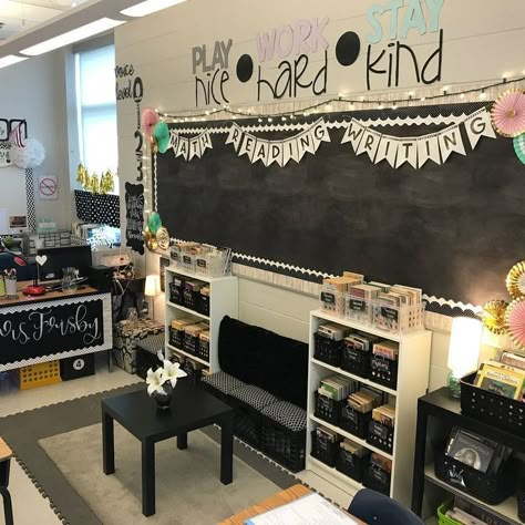 Gorgeous classroom design ideas for back to school 29 Classroom Seats, Black And White Classroom, White Classroom, Classroom Arrangement, Classroom Goals, Farmhouse Classroom, Classroom Makeover, Classroom Layout, Elementary Classroom Decor