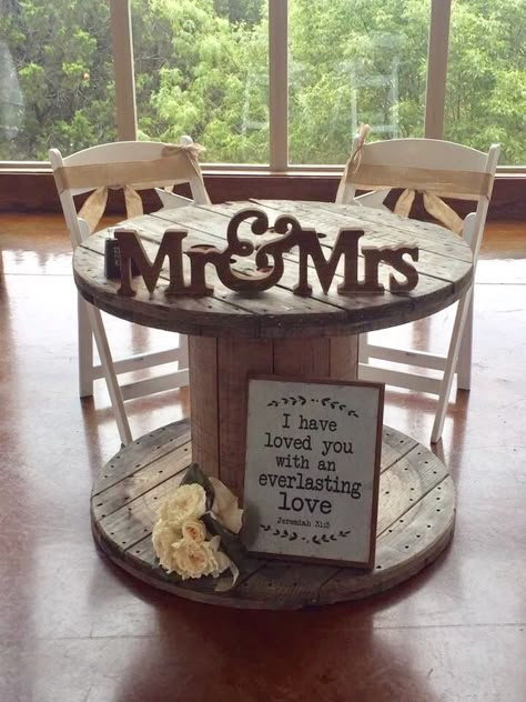 Country Wedding Centerpieces, Sunflower Wedding Decorations, Outdoor Country Wedding, Diy Outdoor Weddings, Spool Tables, Country Theme Wedding, Wedding Cake Table, Rustic Wedding Diy, Wooden Spools