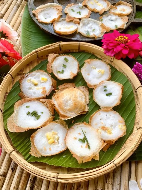 Kanom Krok Recipe (Authentic Thai Coconut Pancakes) – Hungry in Thailand Thai Coconut Pancakes, Coconut Milk Pancakes, Coconut Caramel Sauce, Coconut Snacks, Glutenfri Baking, Grilled Bananas, Coconut Pancakes, Khmer Food, Street Food Market