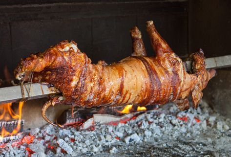 Pig Roast Recipes, Roasted Pig, Spit Rotisserie, Hog Roast, Greek Dinners, Spit Roast, Grilled Roast, Classic Kitchen Design, Pig Roast