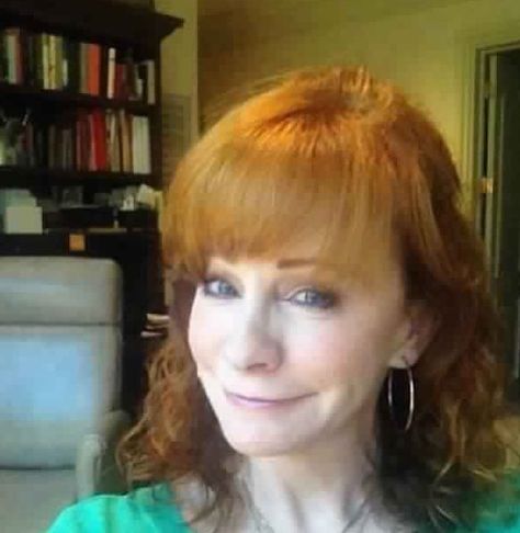 Her selfies and natural hair >>> Reba Mcentire Selfie Picture, Celeb Selfies, Makeup Tips For Redheads, Best Country Singers, Reba Mcentire, Alan Jackson, Beautiful Angel, Country Music Artists, Redhead Beauty