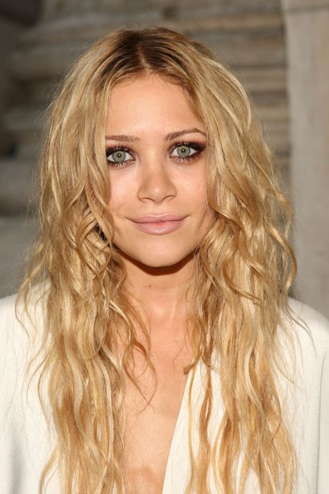 Mary-Kate Olsen at the 2007 CFDA Fashion Awards. http://beautyeditor.ca/2015/06/04/mary-kate-olsen-before-and-after Ashley Olsen Makeup, Olsen Makeup, Mary Olsen, Mary Kate And Ashley Olsen, Olsen Fashion, Jaime Pressly, Mary Kate And Ashley, Olsen Sister, Kate Olsen